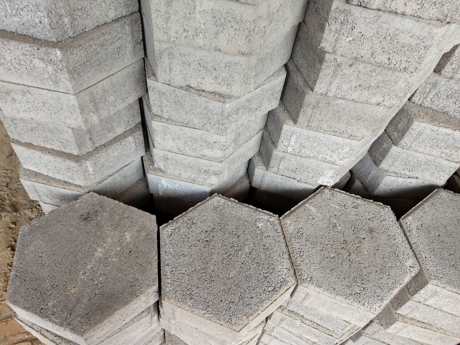 Adoqu&iacute;n hexagonal gris
